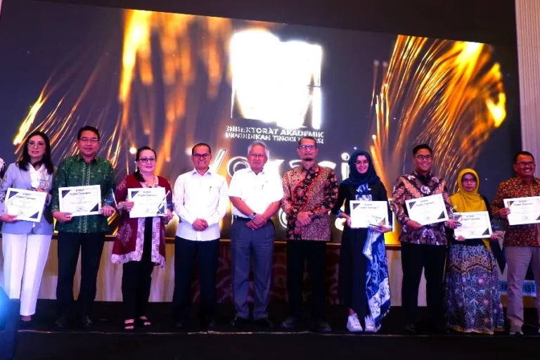 Pertamina Hulu Rokan Raih Penghargaan Atas Kontribusi Tekan Pengangguran Lewat Program Vokasi Menteri Pendidikan Tinggi, Sains, dan Teknologi Satryo Soemantri Brodjonegoro foto bersama dengan para penerima penghargaan