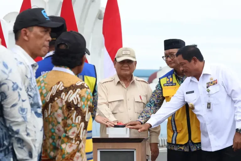 Presiden Prabowo Resmikan Flyover Madukoro untuk Tingkatkan Konektivitas dan Perekonomian Presiden RI Prabowo Subianto saat meresmikan Flyover Madukoro, Semarang