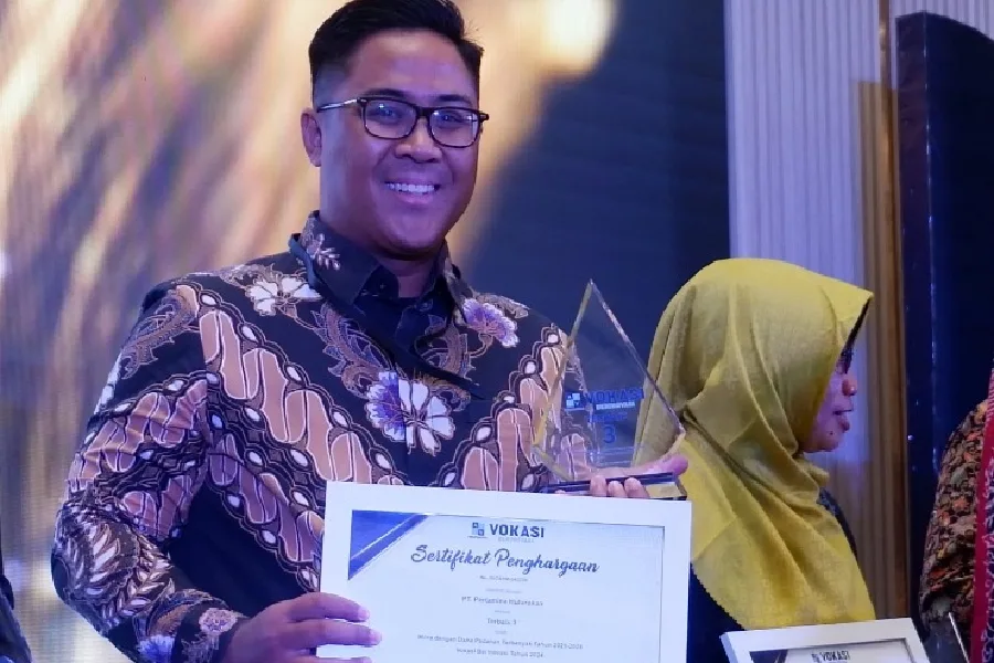 Manager Corporate Social Responsibility PHR WK Rokan, Pandjie Galih Anoraga menunjukkan sertifikat dan plakat mewakili PHR sebagai penerima penghargaan Terbaik Ketiga untuk kategori Mitra Dengan Dana Padanan Terbanyak Tahun 2021-2024