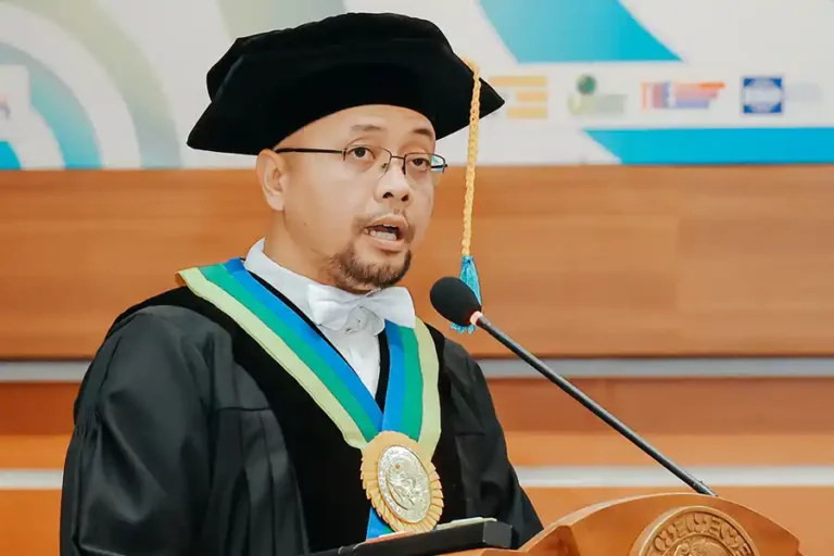 Guru Besar UNAIR Kembangkan Vaksin Tablet, Solusi Stabilitas dan Efisiensi Prof Helmy Yusuf SSi Apt MSc PhD
