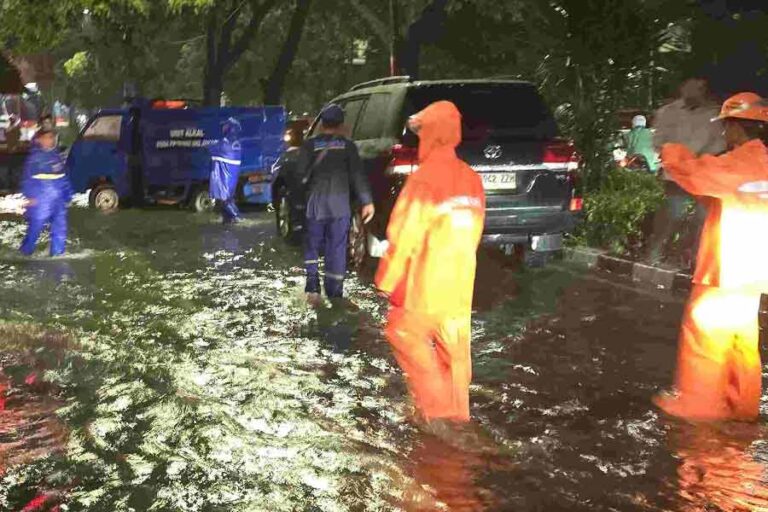 Pj. Gubernur DKI Jakarta Tinjau Genangan Dini Hari, Minta Jajaran Pemprov Lakukan Upaya Maksimal Genangan di sejumlah ruas jalan Jakarta