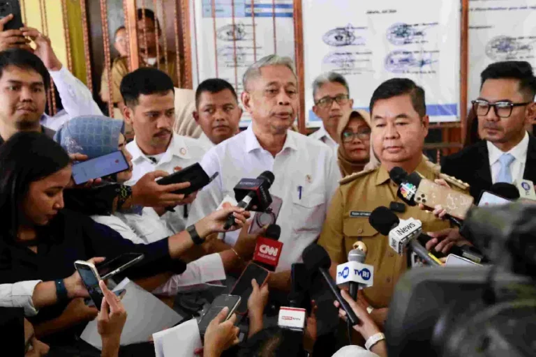 Program Makan Bergizi Gratis Dimulai, DKI Jakarta Targetkan 17 SPPG Beroperasi Januari 2025 Wakil Menteri Sosial RI Agus Jabo Priyono saat memberi keterangan di depan awak media