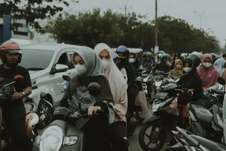 Aceh Dilanda 273 Bencana Sepanjang 2024, Kerugian Capai Rp123 Miliar Kehidupan warga Kota Banda Aceh (foto: Umar ben, unsplash)