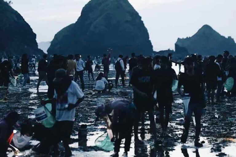 Festival Pesona Bau Nyale 2025 Sukses Digelar, Ribuan Wisatawan Padati The Mandalika Festival Pesona Bau Nyale 2025 Meriah, Ribuan Wisatawan Padati The Mandalika