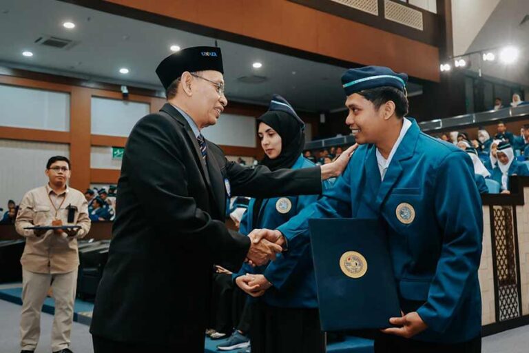 Rektor UNAIR Kukuhkan Mahasiswa Baru Pascasarjana 2024/2025, Dorong Berpikir Kritis dan Terbuka Rektor UNAIR Kukuhkan Mahasiswa Baru Program Pascasarjana Tahun 2024/2025