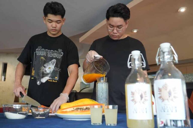 Mahasiswa UK Petra Surabaya Olah Pepaya Jadi Wine Berkualitas Tinggi Cleary Budiman dan Davin Varian Ikwanto Koean