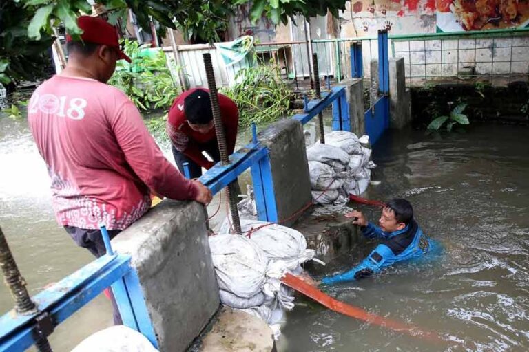 Banjir Surabaya Akibat Hujan Deras, BMKG Ungkap Penyebab dan Wilayah Terdampak Penanganan banjir di Surabaya
