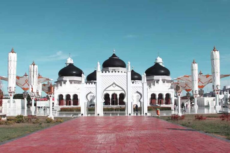 Masjid Raya Baiturrahman, Simbol Perjuangan Rakyat Aceh yang Bertahan di Tengah Perubahan Zaman Masjid Raya Baiturrahman di Aceh (foto: Julianto Saputra, unsplash)