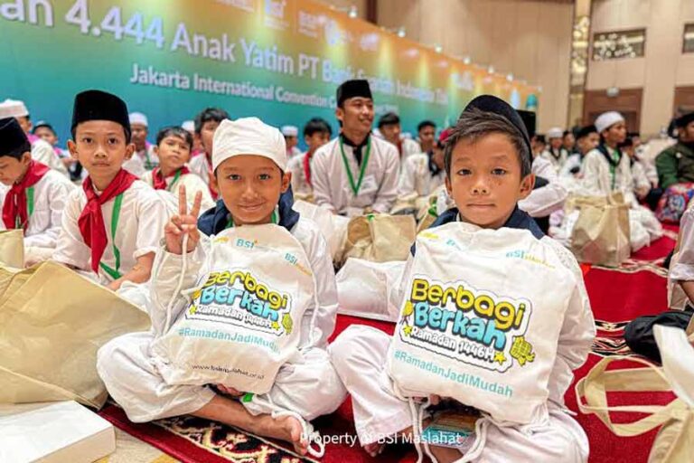 BSI dan BSI Maslahat Santuni 4.444 Anak Yatim Dhuafa di Bulan Ramadan Anak-anak penerima santunan dari BSI dan BSI Maslahat