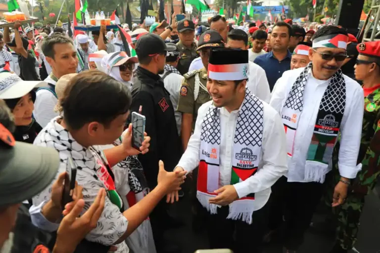 Wagub Jatim Emil Dardak Serukan Solidaritas Kemanusiaan dalam Aksi Damai Bela Palestina Emil Dardak serukan solidaritas kemanusiaan dalam Aksi Damai Bela Palestina di Surabaya.