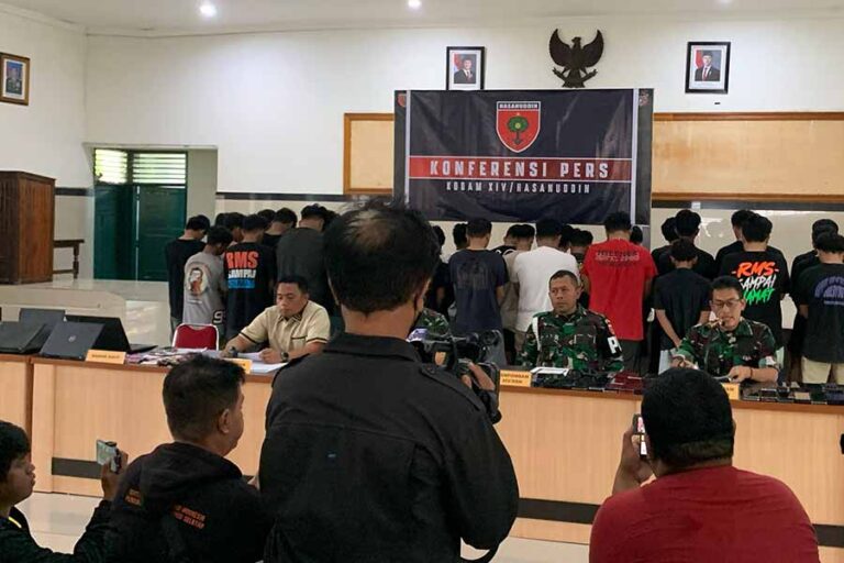 Kodam XIV/Hasanuddin Bongkar Sindikat Penipuan Digital Passobis yang Catut Nama Pejabat TNI Kodam XIV/Hasanuddin bongkar sindikat penipuan digital "Passobis" yang catut nama pejabat TNI, dengan 40 pelaku dan kerugian capai miliaran rupiah.