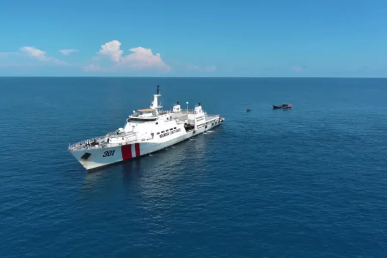 Bakamla RI Gagalkan Penyelundupan 30 Ton Pasir Timah di Kepulauan Lingga Bakamla RI amankan kapal penyelundup 30 ton pasir timah tanpa dokumen resmi di perairan Kepulauan Lingga.
