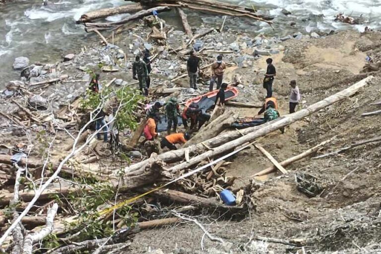 6 Korban Banjir Bandang Ditemukan di Pegunungan Arfak, Pencarian Lanjut Besok Enam korban banjir bandang Pegunungan Arfak ditemukan. Tim gabungan lanjutkan pencarian esok hari, proses identifikasi jenazah masih berlangsung.