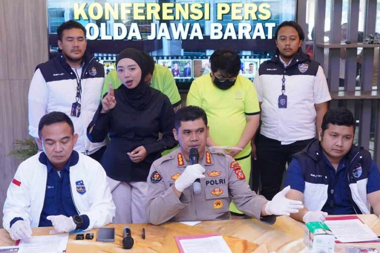 Tangkap Pengepul Rekening dan Marketing Judi Online di BSD, Polisi Temukan Barang Bukti Airsoft Gun Polda Jabar tangkap dua pelaku judi online di BSD dan Cipondoh. Salah satunya promosi situs judi lewat media sosial dan gunakan rekening sewaan.