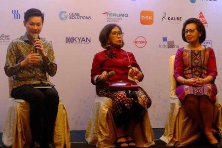 Tingkat Kelangsungan Hidup Pasien Kanker di Atas 95 Persen dengan Deteksi Awal Dari kiri ke kanan, CEO MRCCC Siloam Hospitals Semanggi, dr. Edy Gunawan, MARS, Principal Investigator Genome Diversity and Disease at Mochtar Riady Institute for Nanotechnology, Prof. dr. Herawati Sudoyo, MS, PhD, dan Hospital Director MRCCC Siloam Hospitals Semanggi, dr. Adityawati Ganggaiswari, M.Biomed (foto: Titik Kartitani)