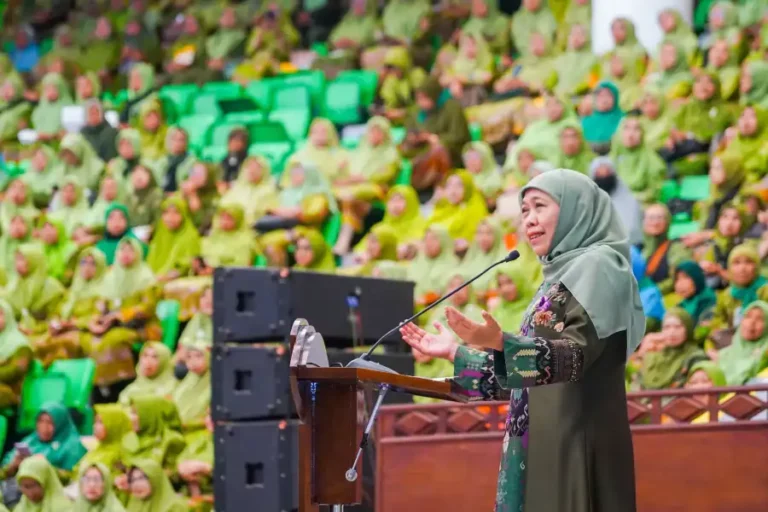 Gubernur Khofifah Ajak Guru TK Muslimat NU Kabupaten Malang Produktif Cerdaskan Generasi Bangsa Gubernur Khofifah ajak ribuan guru TK Muslimat NU Kabupaten Malang untuk terus produktif cerdaskan generasi bangsa, dalam Harlah ke-79 Muslimat NU.