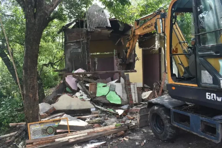 Sungai Lamong Dibersihkan, Pemkot Surabaya Tertibkan Warung dan Gudang Ilegal 13 bangunan liar di bantaran Sungai Lamong, Surabaya ditertibkan Pemkot dan BBWS Bengawan Solo untuk kelancaran pemeliharaan infrastruktur sungai.