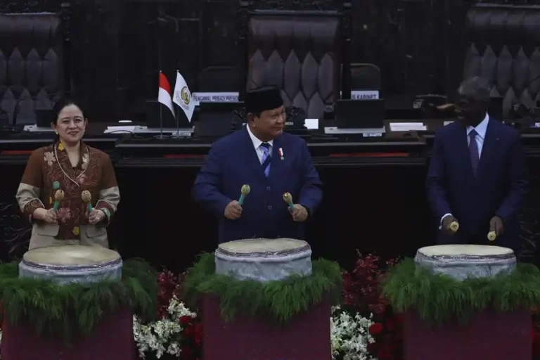 Prabowo Ajak Negara-Negara Islam Bersatu Hadapi Krisis Global Presiden Prabowo serukan persatuan negara-negara Islam untuk hadapi tantangan global dan perjuangkan nasib Palestina dalam forum PUIC ke-19 di Jakarta.