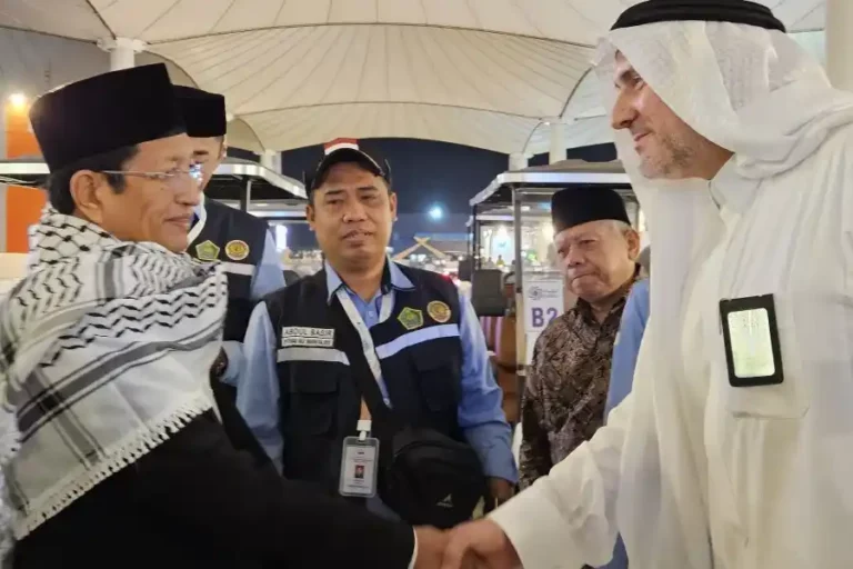 Menag Nasaruddin Umar Ingatkan Jemaah Agar Fokus Persiapan Wukuf di Arafah Amirul Haj 2025 Nasaruddin Umar minta jemaah haji Indonesia fokus persiapan wukuf di Arafah dan jaga kesehatan demi kelancaran ibadah haji.