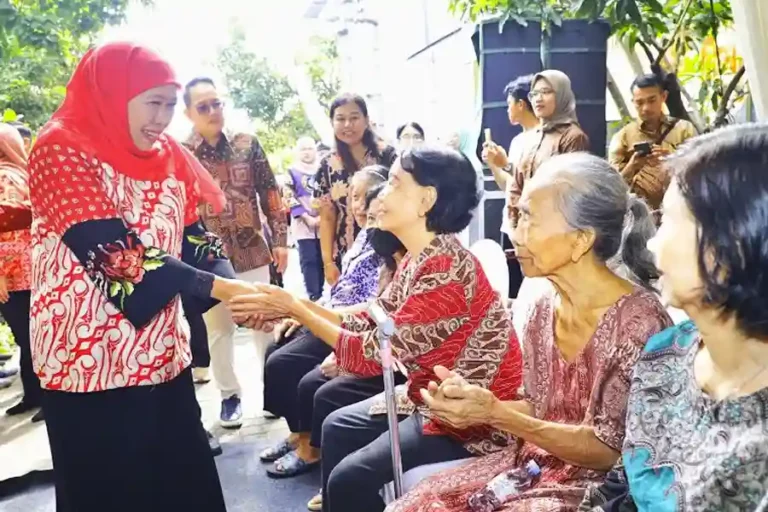 Gubernur Khofifah Rayakan HLUN 2025 di Surabaya: Potong Tumpeng, Serukan Ajakan Peduli Lansia Gubernur Khofifah rayakan HLUN 2025 bersama lansia di Surabaya
