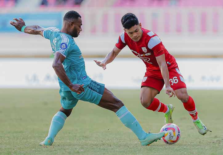 Persis Solo Siap Maksimalkan Laga Terakhir di Manahan Kontra Dewa United Aksi Althaf Indie saat dihadang pemain PSBS Biak dalam laga pekan ke-32 Liga 1 2024/2025 di Stadion Lukas Enembe (foto: Dok Persis)