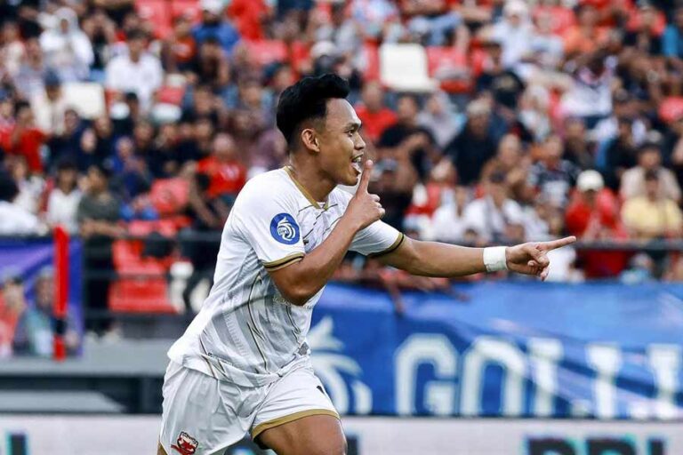 Madura United Resmi Bertahan di Liga 1, Kalahkan Bali United 2-0 di Gianyar Andi Irfan, penyerang Madura United, membuka kemenangan tim saat melawan Bali United di Stadion Kapten I Wayan Dipta di Gianyar, Bali (foto: Dok Madura United FC)