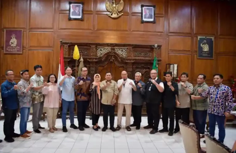 Kemenkop Dorong Banyumas Jadi Pelopor Pembentukan 80.000 Koperasi Merah Putih di Indonesia Kemenkop dorong Banyumas jadi pelopor pembentukan 80.000 Kopdes/Kel Merah Putih. Banyumas siap dukung program pemberdayaan ekonomi desa ini.