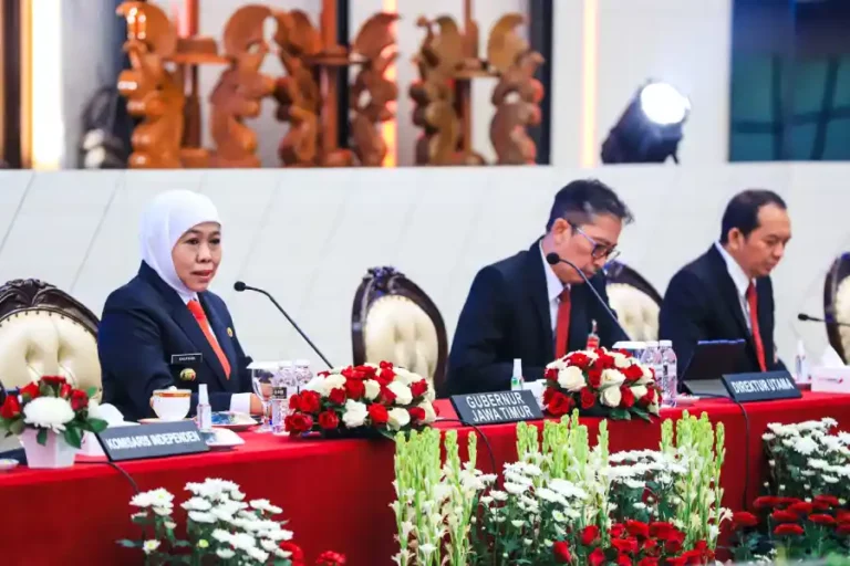 Gubernur Khofifah Lantik Direksi Baru, Targetkan Bank Jatim Jadi BPD Terkuat di Indonesia Gubernur Khofifah resmikan direksi baru Bank Jatim