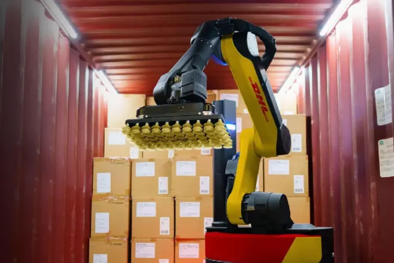 DHL Gandeng Boston Dynamics untuk Distribusi 1.000 Robot Tambahan, Percepat Otomatisasi Logistik Global DHL tandatangani MoU dengan Boston Dynamics untuk distribusi 1.000 robot Stretch tambahan, perluas otomatisasi dan digitalisasi logistik global.