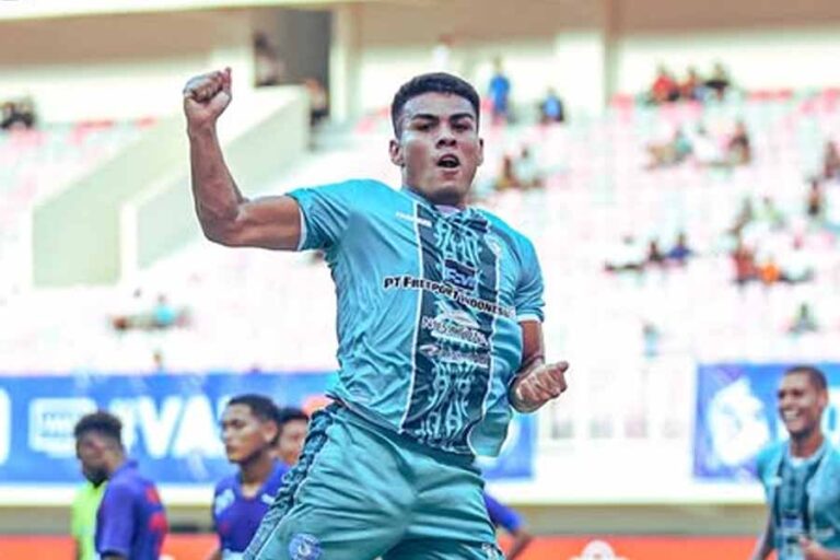 PSBS Biak vs Arema FC, Laga Empat Gol yang Dramatis di Lukas Enembe Alexsandro usai mencetak gol untuk PSBS Biak, saat melawan Arema FC dalam pekan ke-33 BRI Liga 1 2024/25 di Stadion Lukas Enembe (foto: instagram.com @psbsofficial)