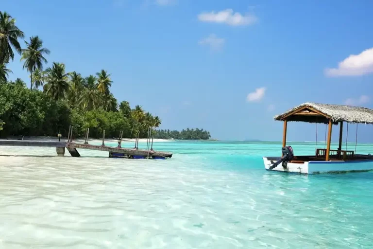 Australia Perbarui Travel Warning ke Maladewa: Waspadai Ancaman Teror dan Kerusuhan Sipil Pantai wisata di Medhufushi, Maladewa (foto: Colin Watts, unsplash)