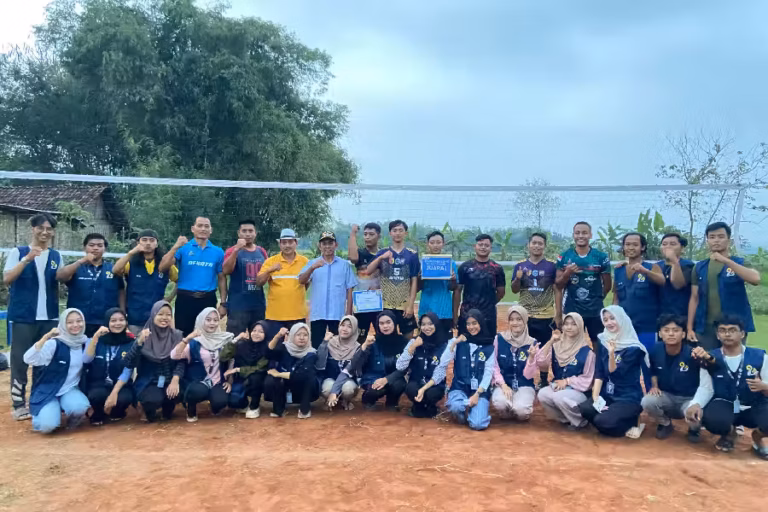 KKN 95 UINSA Surabaya Gandeng Karang Taruna Desa Gelar Mojodadi Cup 2025 Mahasiswa peserta KKN 95 UINSA Surabaya