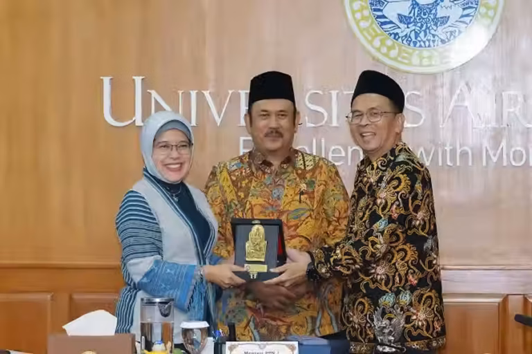 Sinergi UNAIR, Bappenas, dan BPS Perkuat Peran Kampus dalam Pembangunan Nasional UNAIR, Bappenas, dan BPS bersinergi wujudkan pembangunan nasional melalui riset, literasi statistik, dan kolaborasi akademik lintas sektor.