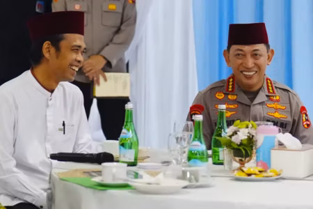 Ustaz Abdul Somad Sambut Kapolri Jenderal Listyo Sigit, Awal Persahabatan Tak Terpisahkan Ustaz Abdul Somad sambut Kapolri Jenderal Sigit di Riau.