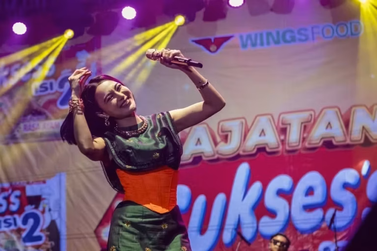 Wings Food Luncurkan Mie Sukses’s Rasa Mie Goreng Aceh, Paduan Rempah Mantap dan Porsi Ganda Wika Salim, Brand Ambassador Mie Sukses’s