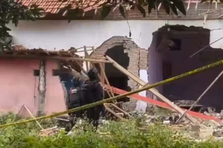 Ledakan Diduga Bom Ikan Hancurkan Rumah di Pasuruan, Polisi Periksa 10 Saksi Kondisi rumah di Desa Sanganom, Nguling, Pasuruan, yang rusak berat gara-gara bondet atau bom ikan rakitan (foto: Dok Humas Polri)