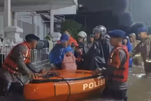 Brimob Polda Metro Jaya Evakuasi Puluhan Warga Saat Banjir Rendam Gardenia Estate Ciputat Petugas Brimob Polda Metro Jaya membantu proses evakuasi warga terdampak banjir di kawasan Perumahan Gardenia Estate, Ciputat, Tangerang Selatan