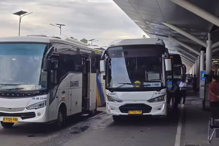 DAMRI Layani Hampir 1 Juta Penumpang Rute Bandara Soekarno-Hatta di Triwulan I 2025 Layani transportasi Damri rute Bandara Soetta