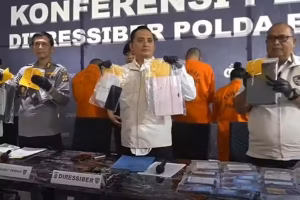 Sindikat Pencuri Data Pribadi Jaringan Kamboja Dibongkar Polda Bali, Enam Tersangka Ditangkap Petugas Ditressiber Polda Bali menunjukkan barang bukti kasus pencurian data pribadi yang dikendalikan dari Kamboja.