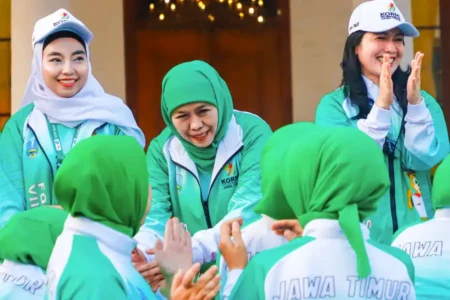 Khofifah Optimistis Jatim Juara Umum FORNAS VIII, Rebut Medali dan Harumkan Nama Daerah Gubernur Khofifah yakin Jatim bisa raih Juara Umum di FORNAS VIII NTB. Ajang ini dinilai strategis untuk ajukan Jatim sebagai tuan rumah FORNAS IX 2027.