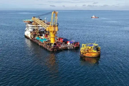 PHKT Sukses Gantikan Subsea Hose di SPM Santan, Percepat Pasokan Energi Nasional PT Pertamina Hulu Kalimantan Timur (PHKT) berhasil menggantikan subsea hose di SPM Santan lebih cepat dari jadwal, mendukung kelancaran pasokan energi nasional.