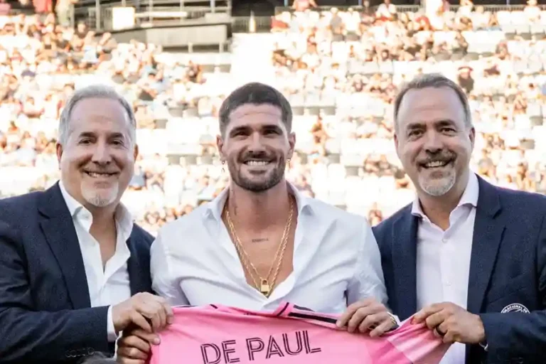 Inter Miami vs FC Cincinnati: Laga MLS 2025 Tanpa Messi, Jorge Mas Kecam Keputusan Liga Rodrigo De Paul saat diperkenalkan pada publik di Chase Stadium. Fans Inter Miami langsung berkomentar, "King Messi punya pengawal di lapangan". (sumber foto: facebook @InterMiamiCF)