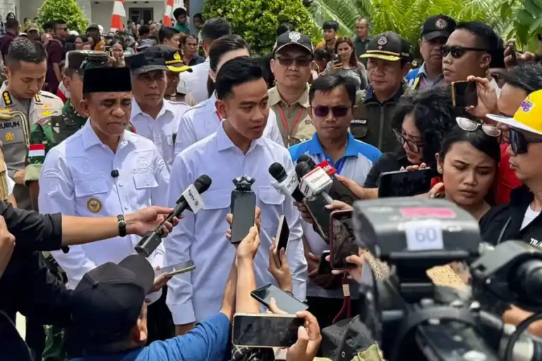Tentang OTT KPK Wamenaker Immanuel Ebenezer, Wapres Gibran: Hormati Proses Hukum Wapres Gibran Rakabuming saat melakukan peninjauan di SD Negeri 1 Tangkura, Poso, Sulawesi Tengah (foto: Dok BPMI Setpres)
