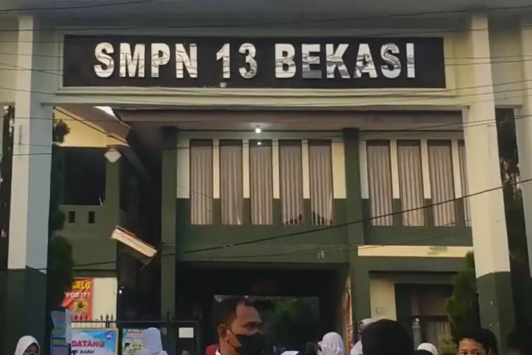 Alumni SMPN 13 Bekasi Demo Meminta Pengusutan Kasus Dugaan Pelecehan Seksual oleh Guru SMP Negeri 13 Kota Bekasi