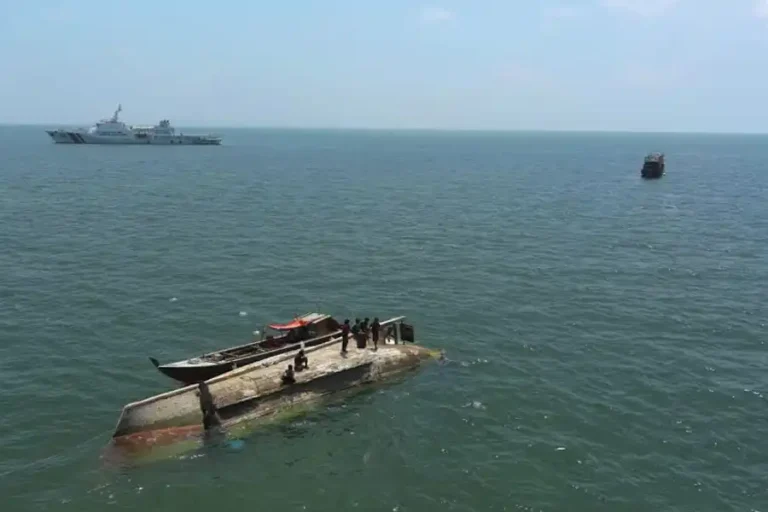 Bakamla RI Evakuasi KM Aneka Jaya yang Terbalik di Perairan Pulau Cucu Petong Bakamla RI evakuasi KM Aneka Jaya yang terbalik di Perairan Pulau Cucu Petong. Seluruh awak selamat, proses evakuasi badan kapal masih berlangsung.