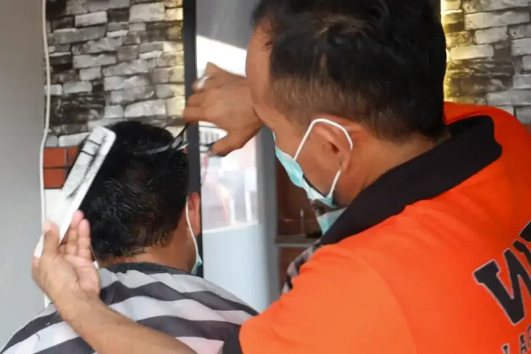 Lapas Mojokerto Buka Barbershop untuk Perkuat Semangat Kemandirian Warga Binaan Lapas Kelas IIB Mojokerto hadirkan barbershop sebagai sarana pembinaan keterampilan potong rambut bagi warga binaan untuk bekal hidup mandiri.