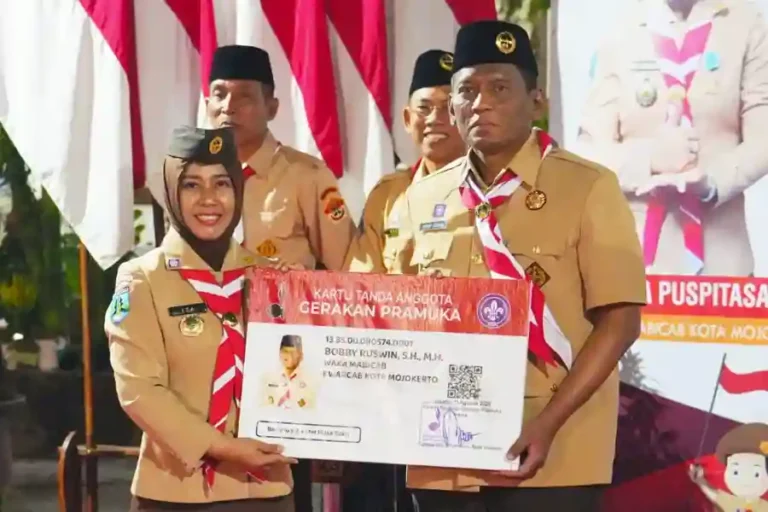 Ketua Mabicab Kota Mojokerto Pimpin Upacara Ulang Janji Peringatan Hari Pramuka ke-64 Wabup Bogor Jaro Ade tinjau TPA Galuga untuk pastikan keselamatan kerja pekerja, dengar aspirasi, dan perkuat kerja sama pengelolaan sampah dengan Kota Bogor.
