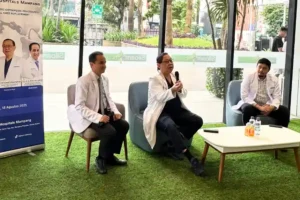 Teknologi Robotik Tingkatkan Keberhasilan Operasi Penggantian Lutut Total di Indonesia Teknologi robotik TKR hadir di Indonesia, memberi presisi tinggi dalam operasi penggantian lutut. Pemulihan lebih cepat, minim invasif, dan hasil optimal.