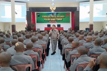 Cetak Polisi Humanis, 247 Siswa Diktukba SPN Polda Jatim Dapat Pembekalan Psikologi Sebanyak 247 siswa Diktukba Polri SPN Polda Jatim terima pembekalan psikologi untuk membentuk polisi humanis, bermental sehat, dan profesional.