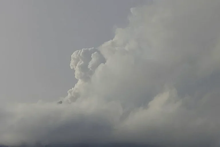 Gunung Lewotobi Laki-Laki Erupsi Dua Hari Berturut-turut, Kolom Abu Capai 18 Kilometer Pengamatan visual dari Magma ESDM, gunung api tertutup kabut, asap kawah utama berwarna putih dengan intensitas tebal tinggi sekitar 700-1000 meter dari puncak. (foto: Dok ESDM)